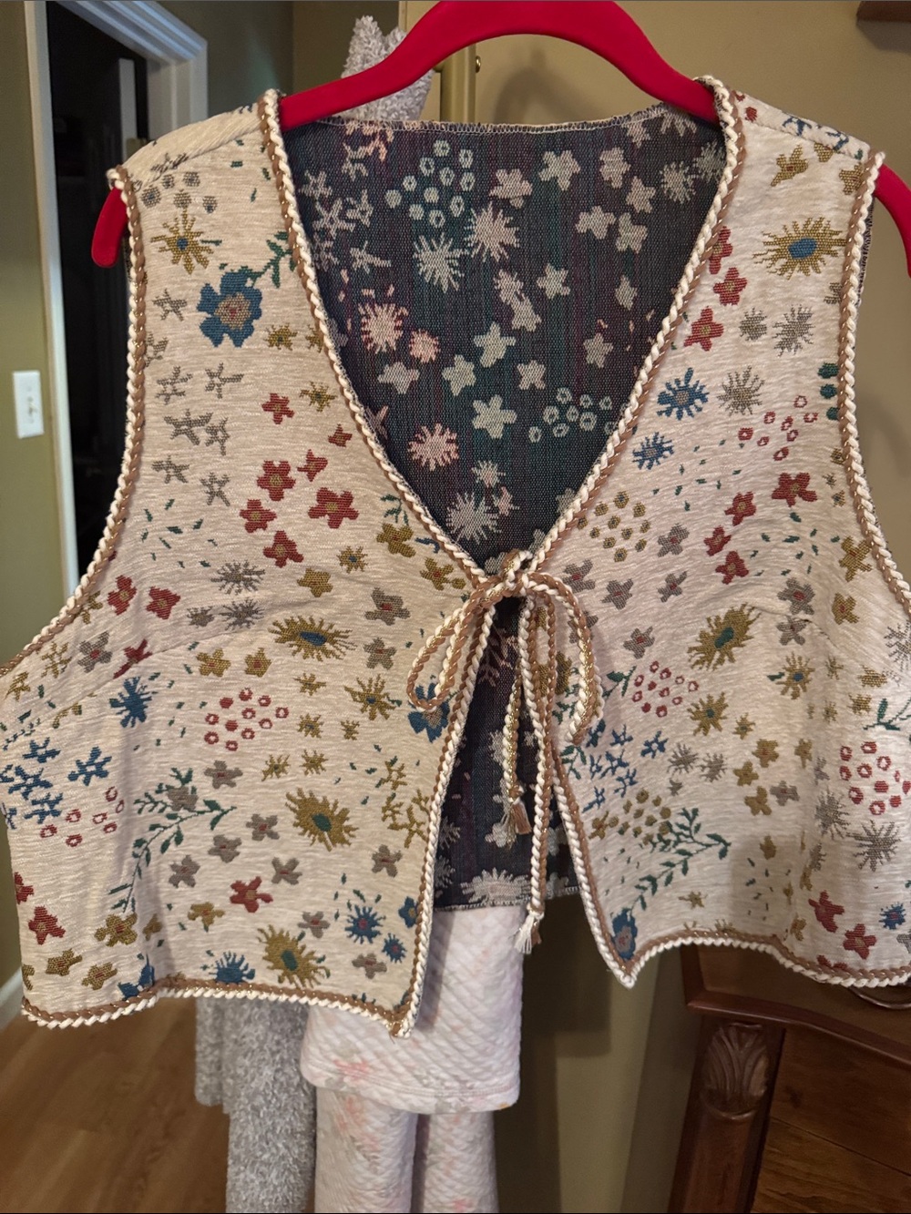 Source Unknown Cream Floral Embroidered Crop Top Vest
